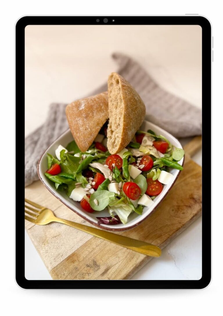 Ekspresowa sałatka z mozzarellą i pomidorkami