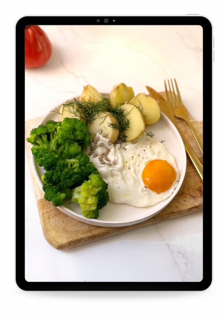 Ziemniaczki z sadzonym i brokułem